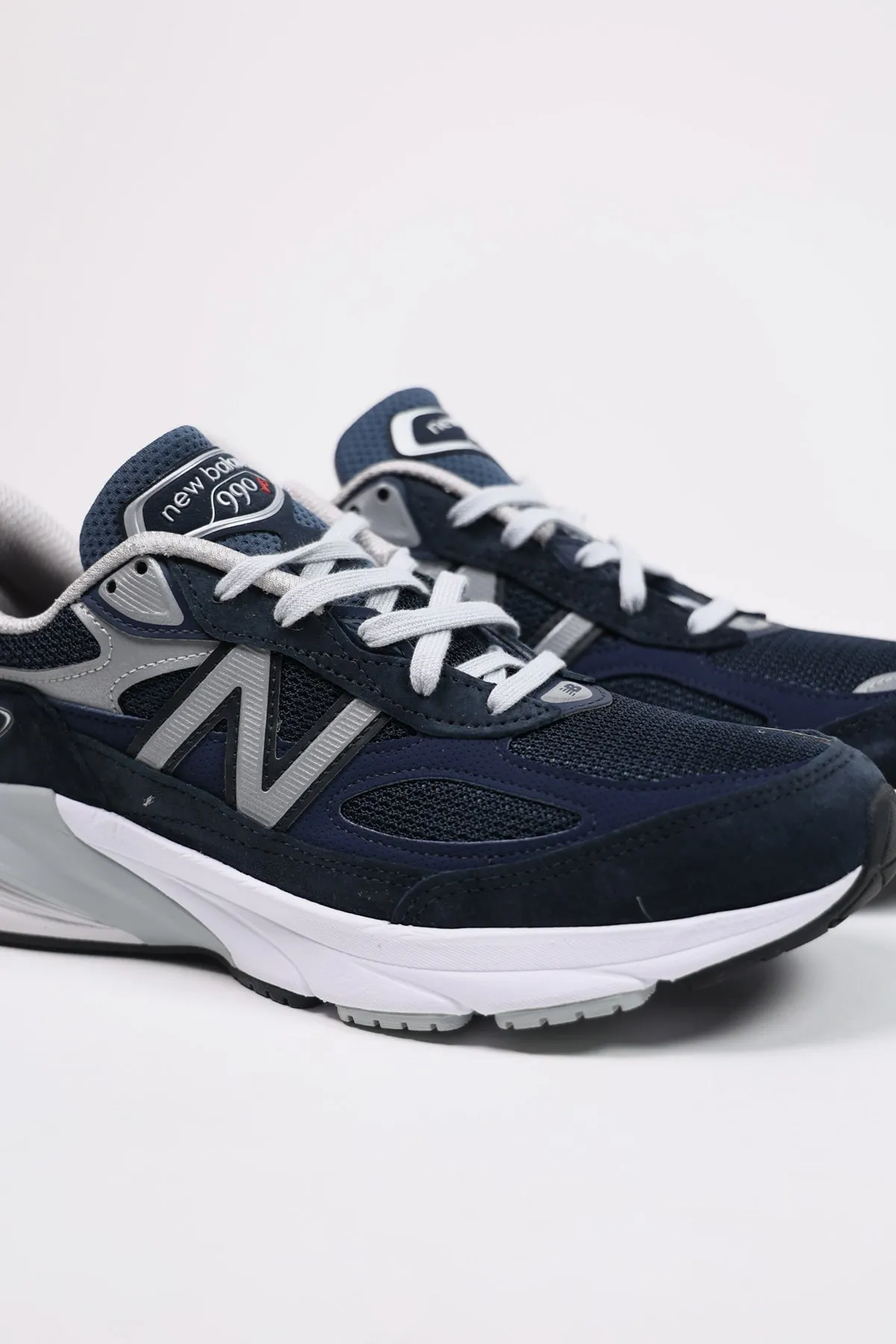 990v6 - Navy/Silver